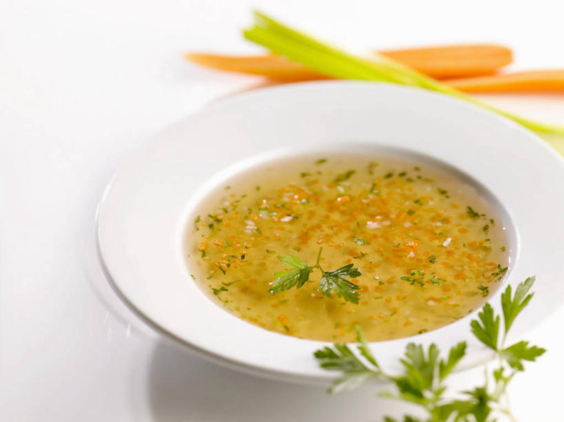 无人,横图,俯视,室内,特写,白天,白色背景,烹饪,西餐,桌面,桌子,萝卜,胡萝卜,芹菜,蔬菜,阴影,朦胧,模糊,新鲜,反射,木制,影子,陶瓷,蔬菜汤,汤,料理,食品,陶瓷制品,菜肴,美食,食物,一个,木制品,容器,碗,西式,摄影,佳肴,有机食品,绿色食品,影棚,单个,储藏,储存,羹汤,药芹,水芹,红萝卜,旱芹,甘荀,彩图,高角度拍摄,影棚拍摄,拍摄,贮存