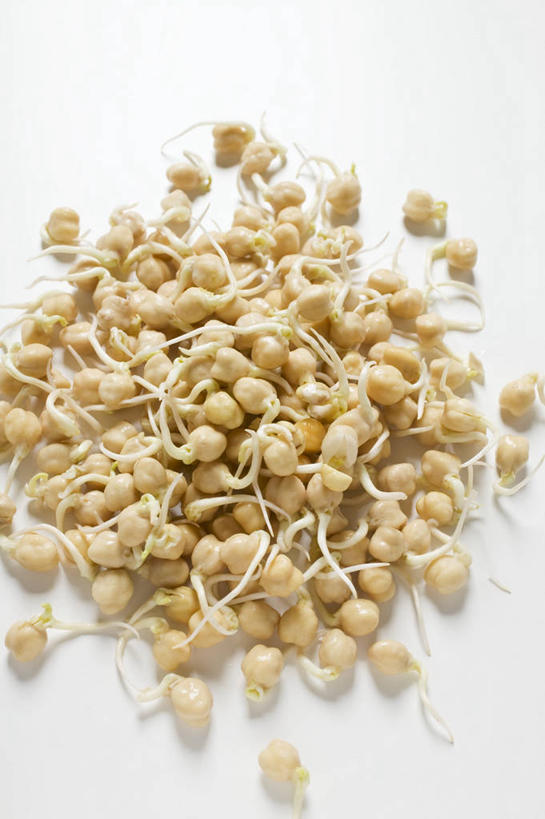 无人,竖图,俯视,室内,特写,白天,白色背景,桌面,桌子,蔬菜,一堆,许多,阴影,堆叠,堆积,新鲜,反射,木制,影子,豆类,食品,食物,木制品,摄影,有机食品,绿色食品,影棚,堆,鹰嘴豆,回鹘豆,桃豆,鸡豆,诺胡提,彩图,高角度拍摄,影棚拍摄,拍摄