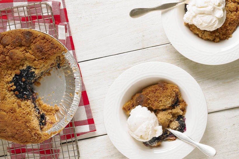 面食,无人,横图,俯视,室内,特写,白天,烹饪,烘焙,西餐,桌面,桌子,浆果,蓝莓,水果,金属制品,阴影,新鲜,反射,金属,木制,影子,勺子,陶瓷,生食,汤,料理,食品,面点,果实,陶瓷制品,菜肴,美食,架子,食物,餐巾,木制品,容器,调羹,汤匙,碗,西式,佳肴,有机食品,绿色食品,储藏,派,储存,奶油汤,蓝莓派,冷却,冷却架,羹汤,保洁方巾,口布,山都柿,蓝浆果,蓝靛果,彩图,高角度拍摄,贮存