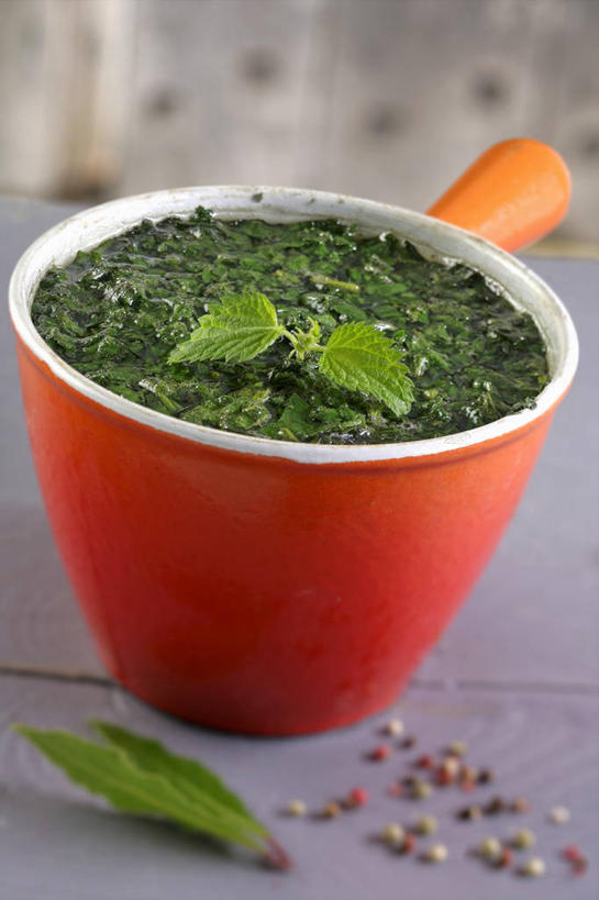 无人,竖图,俯视,室内,特写,白天,植物,桌面,桌子,一堆,许多,阴影,堆叠,堆积,朦胧,模糊,反射,木制,影子,陶瓷,草药,药草,陶瓷制品,中药,一个,木制品,容器,碗,单个,储藏,堆,储存,药材,中草药,荨麻,中药材,本草,防盗草,无情草,咬人草,咬人猫,彩图,高角度拍摄,贮存