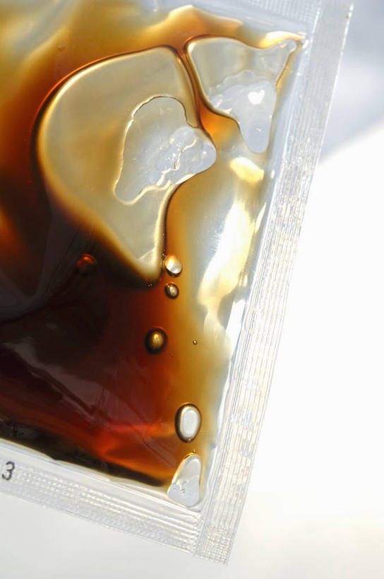 无人,竖图,俯视,室内,特写,白天,白色背景,桌面,桌子,袋子,阴影,反射,木制,影子,塑料,调料,棕色,调味品,调味料,酱油,一个,木制品,塑料制品,摄影,影棚,单个,塑封,豉油,彩图,高角度拍摄,影棚拍摄,拍摄,密封袋,塑封袋