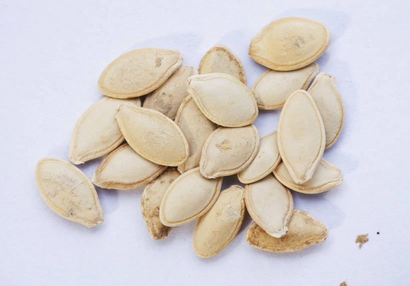 点心,无人,横图,俯视,室内,特写,白天,白色背景,桌面,桌子,一堆,许多,阴影,堆叠,堆积,反射,木制,影子,食品,坚果,小吃,食物,木制品,零食,摄影,影棚,堆,瓜子,南瓜子,彩图,高角度拍摄,影棚拍摄,拍摄