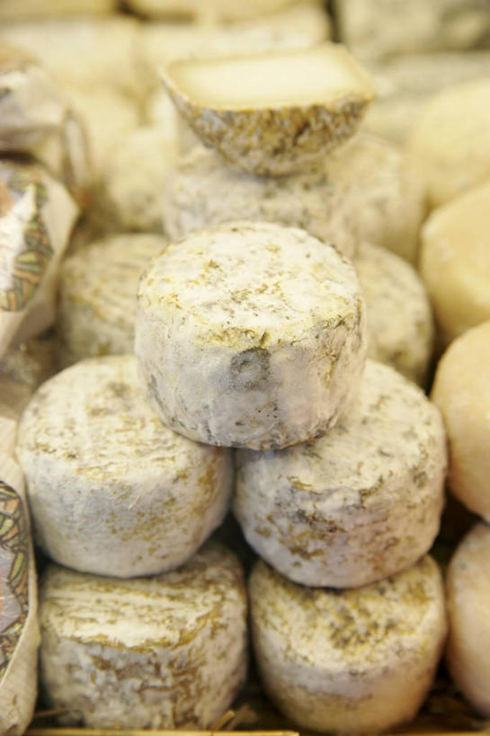 奶酪,无人,竖图,俯视,室内,特写,白天,一堆,许多,阴影,堆叠,堆积,朦胧,模糊,反射,影子,干酪,起司,芝士,营养,乳酪,堆,乳制品,发酵,蓝纹奶酪,斯提耳顿干酪,彩图,高角度拍摄
