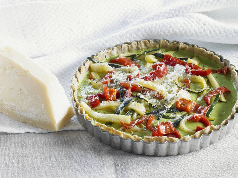 无人,横图,俯视,室内,特写,白天,烹饪,西餐,桌面,桌子,辣椒,蔬菜,餐具,阴影,新鲜,反射,木制,碟子,盘,影子,陶瓷,料理,食品,西葫芦,陶瓷制品,菜肴,美食,食物,盘子,木制品,容器,碟,碗,白瓜,西式,佳肴,有机食品,绿色食品,储藏,储存,彩椒,蛋饼,乳蛋饼,辣角,红海椒,大椒,辣虎,广椒,茭瓜,甜椒,柿子椒,辣子,海椒,番椒,灯笼椒,彩图,高角度拍摄,贮存