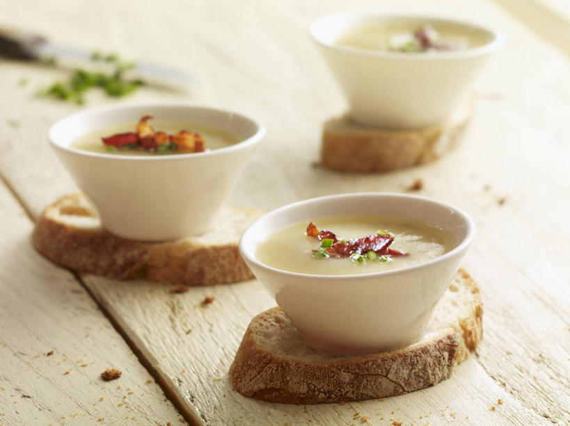 点心,面包,无人,横图,俯视,室内,特写,白天,烹饪,西餐,桌面,桌子,蔬菜,土豆,阴影,朦胧,模糊,新鲜,反射,木制,影子,陶瓷,蔬菜汤,汤,料理,食品,面点,陶瓷制品,菜肴,美食,食物,糕点,三个,木制品,容器,碗,西式,佳肴,有机食品,绿色食品,储藏,储存,馍馍蛋,羹汤,洋芋,山药蛋,马铃薯,彩图,高角度拍摄,贮存