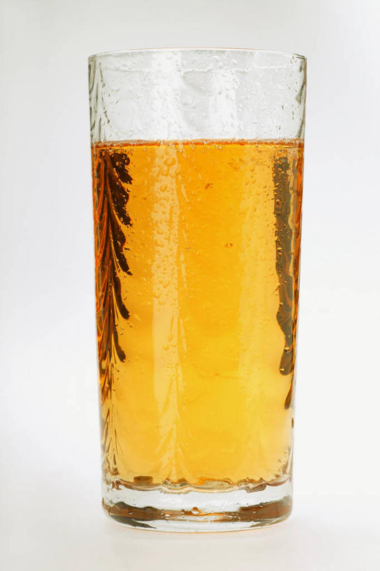 果汁,无人,竖图,室内,特写,白天,白色背景,正面,桌面,桌子,苹果,杯子,阴影,反射,木制,影子,饮品,一杯,玻璃制品,饮料,一个,木制品,水杯,苹果汁,摄影,影棚,单个,可口,适口,玻璃杯,彩图,影棚拍摄,拍摄