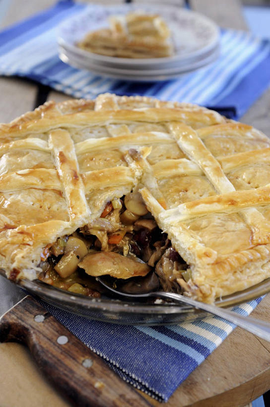 面食,无人,竖图,俯视,室内,特写,白天,烹饪,西餐,桌面,桌子,蔬菜,餐具,金属制品,阴影,花纹,新鲜,反射,金属,木制,布,碟子,盘,图案,影子,勺子,菌菇,蘑菇,肉,料理,食品,面点,案板,菌类,布纹,菜肴,美食,肉类,砧板,食物,一个,盘子,木制品,调羹,碟,汤匙,食用菌,西式,佳肴,有机食品,绿色食品,单个,派,布匹,肉食,兔肉,肉干,兔肉干,彩图,高角度拍摄