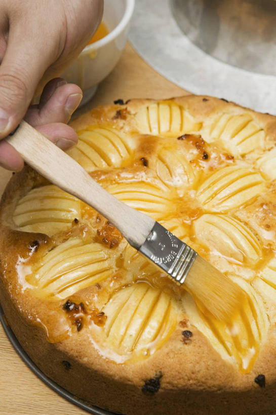 点心,西方人,手,一个人,竖图,俯视,室内,特写,白天,工作服,制服,烹饪,下午茶,苹果,厨具,水果,欧洲,欧洲人,仅一个年轻女性,仅一个女性,仅一个人,握,新鲜,调料,酱料,酱汁,生食,佐料,食品,果实,调味品,拿,调味料,拿着,酱,食物,糕点,一个,刷子,手部,握着,有机食品,绿色食品,单个,单手,面点师,烘焙师,烹饪用具,工作制服,年轻女性,女人,女性,白种人,烹调用具,烹调,半身,彩图,高角度拍摄,工作套服,蛋糕