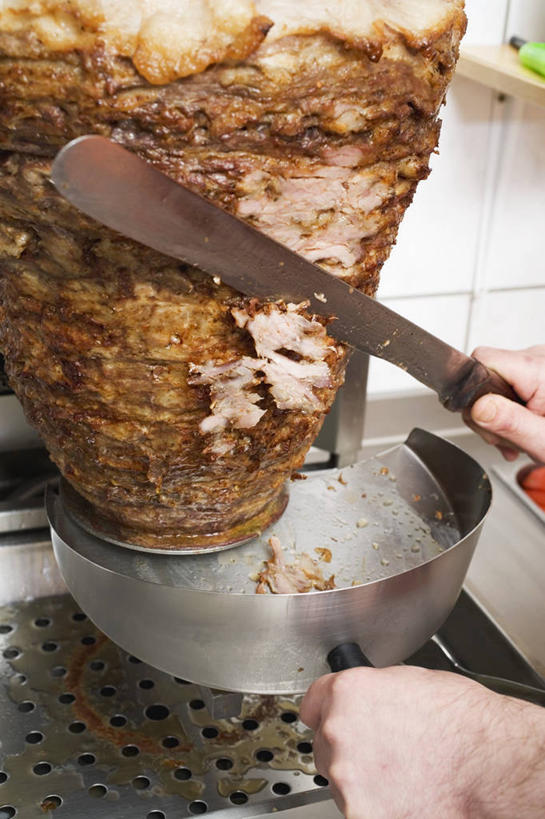 西方人,手,一个人,厨师,站,竖图,俯视,室内,特写,白天,烹饪,金属制品,欧洲,欧洲人,双手,仅一个男性,仅一个人,切开,握,金属,工具,料理,食品,刀具,烤肉,拿,拿着,菜肴,美食,食物,仅一个年轻男性,刀,切,站着,手部,握着,佳肴,菜刀,土耳其料理,剖面,切面,土耳其烤肉,切菜刀,土耳其菜,男人,男性,年轻男性,白种人,厨师长,厨子,大厨,主厨,站立,半身,彩图,高角度拍摄,卡巴,旋转烤肉