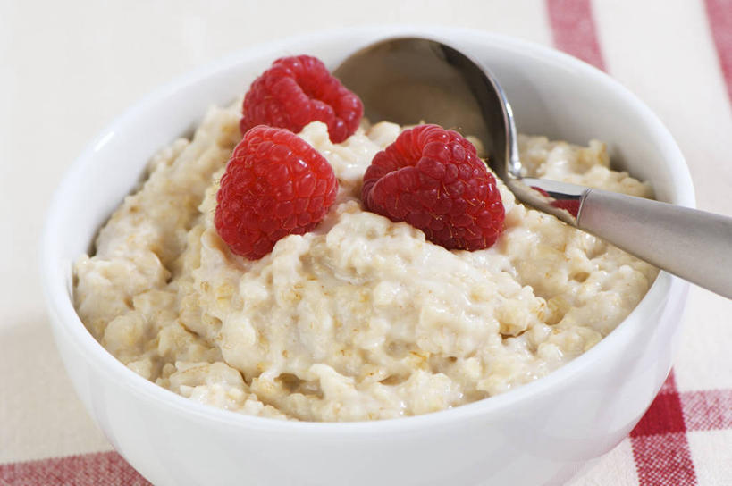 无人,横图,俯视,室内,特写,白天,早餐,桌面,桌子,水果,金属制品,阴影,新鲜,反射,金属,木制,布料,影子,勺子,陶瓷,谷物,生食,食品,果实,陶瓷制品,布纹,美食,饮食,桌布,食物,三个,一个,红色,餐巾,木制品,容器,调羹,台布,汤匙,碗,保健,有机食品,绿色食品,单个,储藏,麦片,储存,山莓,树莓,三月泡,四月泡,山抛子,刺葫芦,悬钩子,馒头菠,高脚菠,龙船泡,泡儿刺,彩图,高角度拍摄,贮存