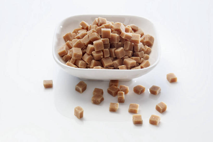 无人,横图,俯视,室内,特写,白天,白色背景,桌面,桌子,一堆,许多,阴影,堆叠,堆积,反射,木制,影子,陶瓷,食品,糖,糖果,甜点,甜品,陶瓷制品,软糖,很多,食物,一个,木制品,容器,碗,甜食,摄影,影棚,单个,储藏,堆,储存,太妃糖,彩图,高角度拍摄,影棚拍摄,拍摄,贮存