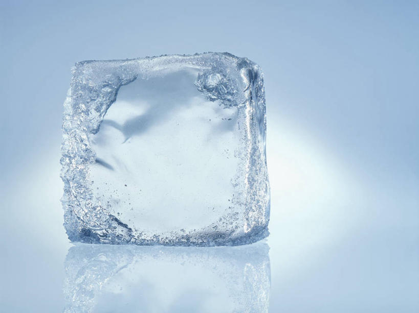 无人,横图,俯视,室内,特写,白天,桌面,桌子,阴影,反射,木制,影子,冰,冰块,冷冻,一个,木制品,寒冷,冷藏,单个,冰冷,保鲜,彩图,高角度拍摄