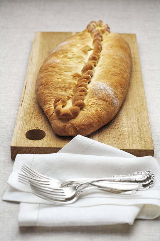 点心,无人,竖图,俯视,室内,特写,白天,白色背景,桌面,桌子,餐具,金属制品,阴影,反射,金属,木制,叉子,刀叉,刀子,影子,肉,食品,面点,案板,馅饼,猪肉,肉类,砧板,食物,糕点,一个,餐巾,木制品,摄影,影棚,单个,餐刀,肉食,餐叉,豚肉,保洁方巾,口布,进餐用具,彩图,高角度拍摄,影棚拍摄,拍摄,猪肉馅饼