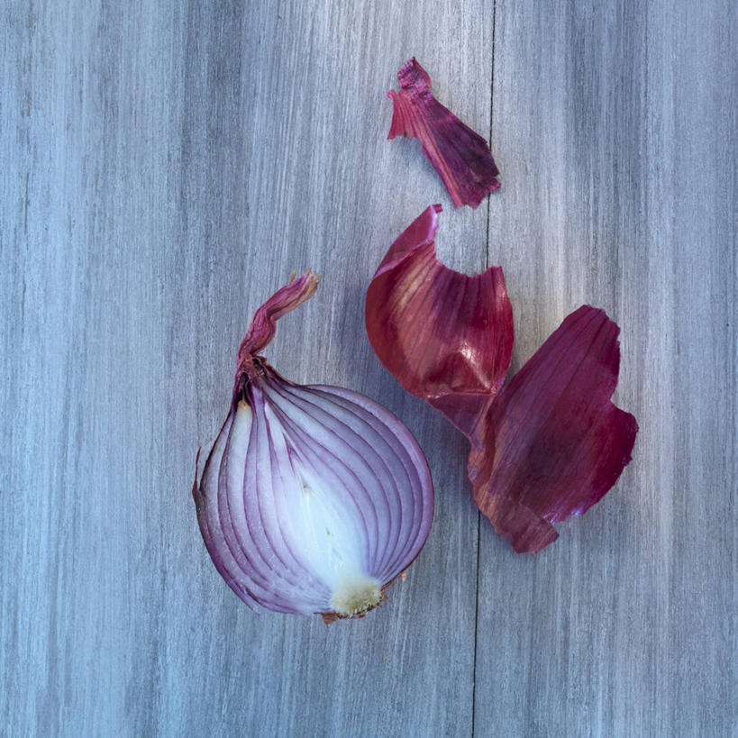 无人,方图,俯视,室内,特写,白天,桌面,桌子,蔬菜,洋葱,阴影,新鲜,反射,木制,影子,食品,食物,一个,木制品,摄影,有机食品,绿色食品,影棚,单个,玉葱,圆葱,洋葱头,球葱,葱头,彩图,高角度拍摄,影棚拍摄,拍摄,红洋葱