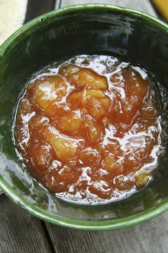 无人,竖图,俯视,室内,特写,白天,桌面,桌子,阴影,反射,木制,影子,陶瓷,调料,酱料,酱汁,佐料,陶瓷制品,调味品,调味料,酱,辣酱,一个,木制品,容器,碗,果酱,单个,储藏,辣椒酱,储存,芒果酱,果子酱,彩图,高角度拍摄,贮存