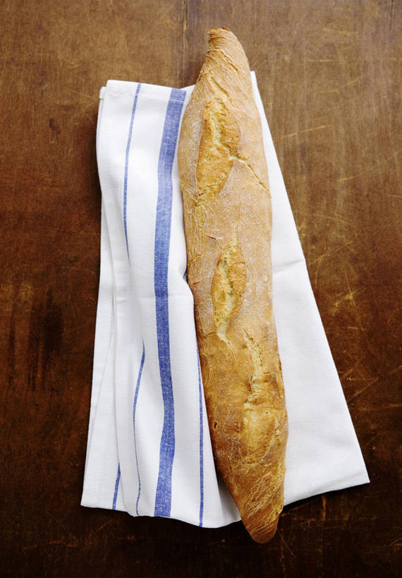 点心,面包,无人,竖图,俯视,室内,特写,白天,桌面,桌子,纺织品,阴影,反射,木制,布,影子,食品,面点,织物,抹布,食物,糕点,一个,木制品,单个,白面包,彩图,高角度拍摄