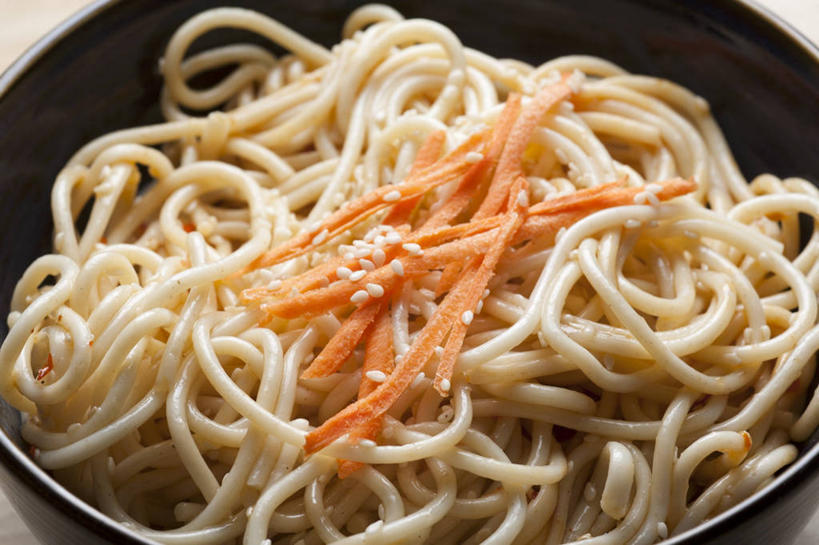 面食,面条,无人,横图,俯视,室内,特写,白天,烹饪,中餐,桌面,桌子,萝卜,胡萝卜,蔬菜,阴影,新鲜,反射,木制,影子,陶瓷,面,芝麻,料理,食品,陶瓷制品,冷面,菜肴,美食,食物,一个,木制品,容器,碗,中式,佳肴,有机食品,绿色食品,单个,储藏,储存,脂麻,胡麻,白麻,巨胜子,油麻,红萝卜,甘荀,彩图,高角度拍摄,贮存