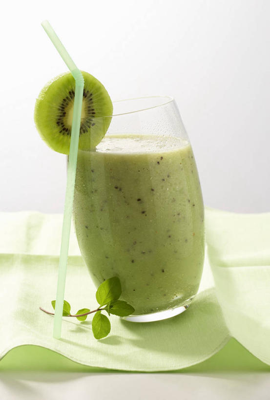 果汁,无人,竖图,俯视,室内,特写,白天,白色背景,桌面,桌子,猕猴桃,杯子,水果,切开,阴影,新鲜,反射,木制,影子,塑料,生食,食品,果实,饮品,玻璃制品,食物,饮料,一个,木制品,水杯,塑料制品,吸管,切,猕猴桃汁,摄影,有机食品,绿色食品,影棚,单个,空心,可口,剖面,切面,饮管,适口,玻璃杯,奇异果,猕猴梨,彩图,高角度拍摄,影棚拍摄,拍摄,圆柱状