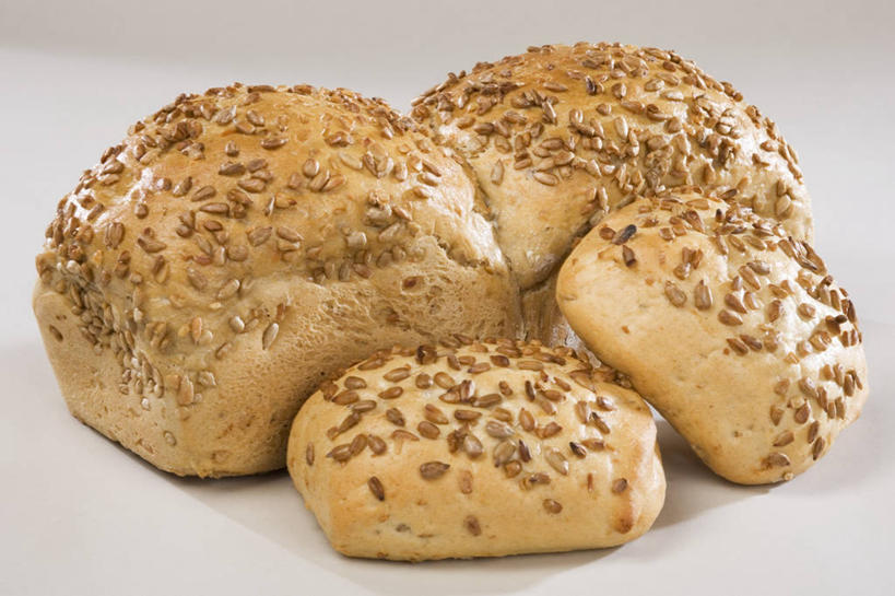 点心,面包,无人,横图,俯视,室内,特写,白天,白色背景,桌面,桌子,阴影,反射,木制,影子,食品,坚果,面点,小吃,食物,糕点,木制品,零食,摄影,影棚,瓜子,小圆面包,葵花籽,葵花子,彩图,高角度拍摄,影棚拍摄,拍摄