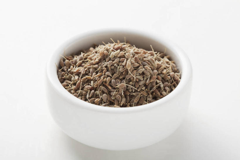 无人,横图,俯视,室内,特写,白天,白色背景,桌面,桌子,一堆,阴影,堆叠,堆积,反射,木制,粉末,影子,陶瓷,调味,香料,佐料,陶瓷制品,一个,木制品,容器,碗,粉,摄影,影棚,单个,储藏,堆,枯茗,孜然,储存,安息茴香,作料,粉状,粉剂,彩图,高角度拍摄,影棚拍摄,拍摄,贮存