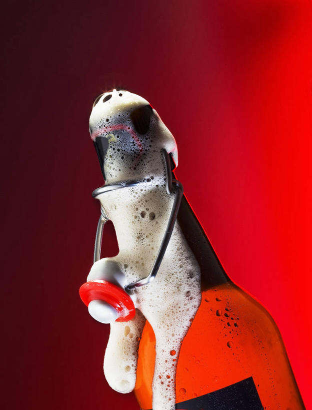 啤酒,无人,竖图,室内,特写,白天,正面,阴影,红色背景,反射,开瓶器,影子,酒类,开瓶,玻璃制品,酒,酒瓶,饮料,两个,玻璃瓶,瓶子,摄影,影棚,一瓶,开启,启瓶器,瓶启,啤酒开,啤酒开瓶器,啤酒瓶启,彩图,影棚拍摄,拍摄,酒具