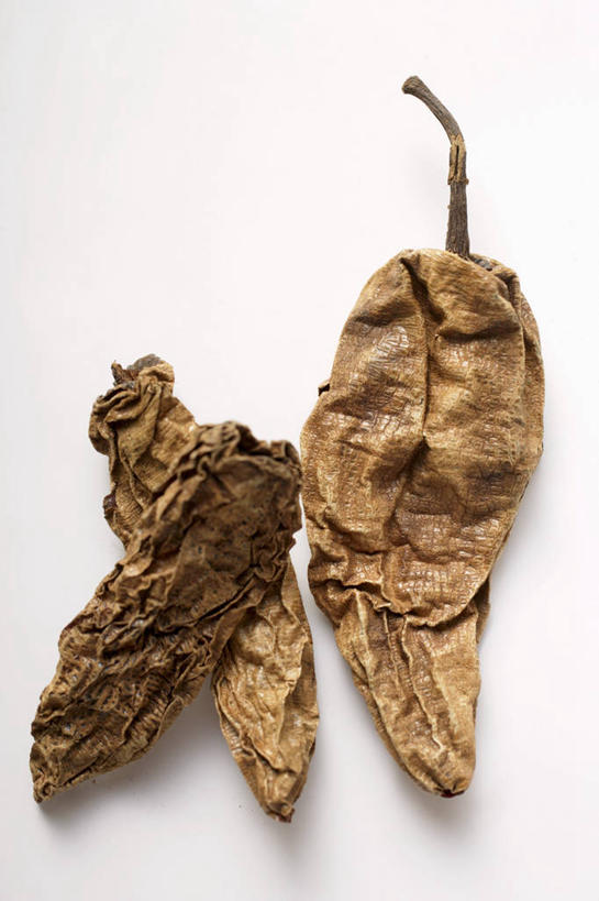 无人,竖图,俯视,室内,特写,白天,白色背景,餐桌,桌子,辣椒,蔬菜,阴影,新鲜,反射,影子,食品,食物,三个,摄影,有机食品,绿色食品,影棚,餐台,干辣椒,脱水,辣角,红海椒,大椒,辣虎,广椒,辣子,红辣椒,海椒,番椒,彩图,高角度拍摄,影棚拍摄,拍摄,干海椒,筒筒辣角