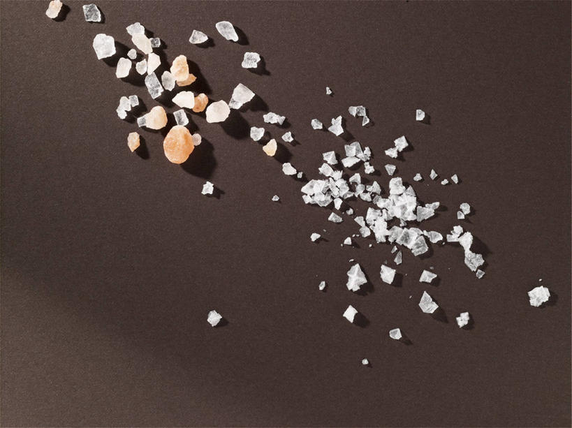 无人,横图,俯视,室内,特写,白天,餐桌,桌子,阴影,棕色背景,反射,影子,调料,盐,调味品,调味料,食盐,摄影,影棚,餐台,彩图,高角度拍摄,影棚拍摄,拍摄