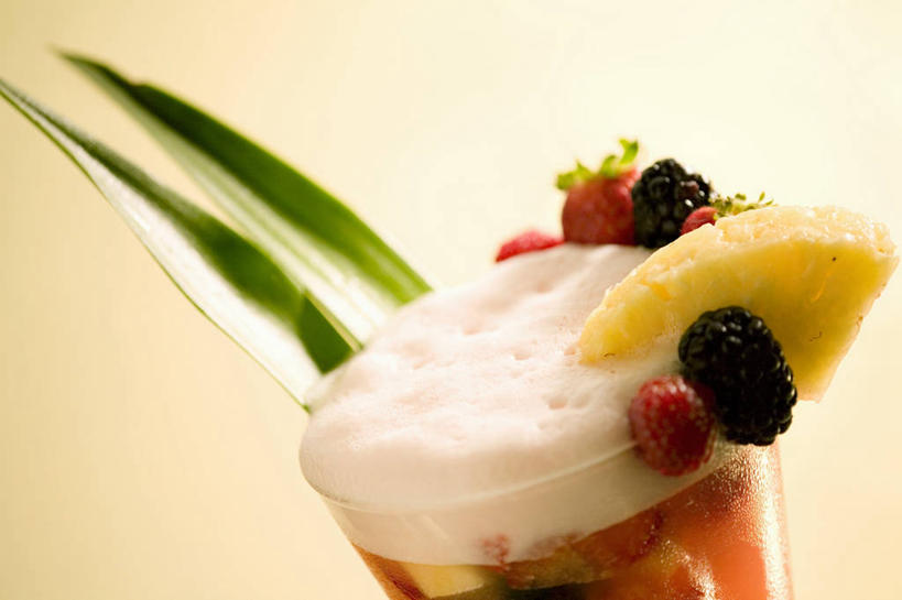 无人,横图,俯视,室内,特写,白天,植物,菠萝,草莓,浆果,黑莓,杯子,水果,叶子,阴影,新鲜,反射,高脚杯,纹理,影子,生食,食品,果实,绿叶,酒类,一杯,文化,玻璃制品,酒,食物,饮料,一个,绿色,酒杯,鸡尾酒,嫩叶,调酒,摄影,有机食品,绿色食品,影棚,单个,创造,想象,肌理,露莓,鸡尾酒杯,叶,叶片,叶脉,玻璃杯,洋莓,水果皇后,红莓,凤梨,地莓,彩图,高角度拍摄,影棚拍摄,拍摄,水果鸡尾酒