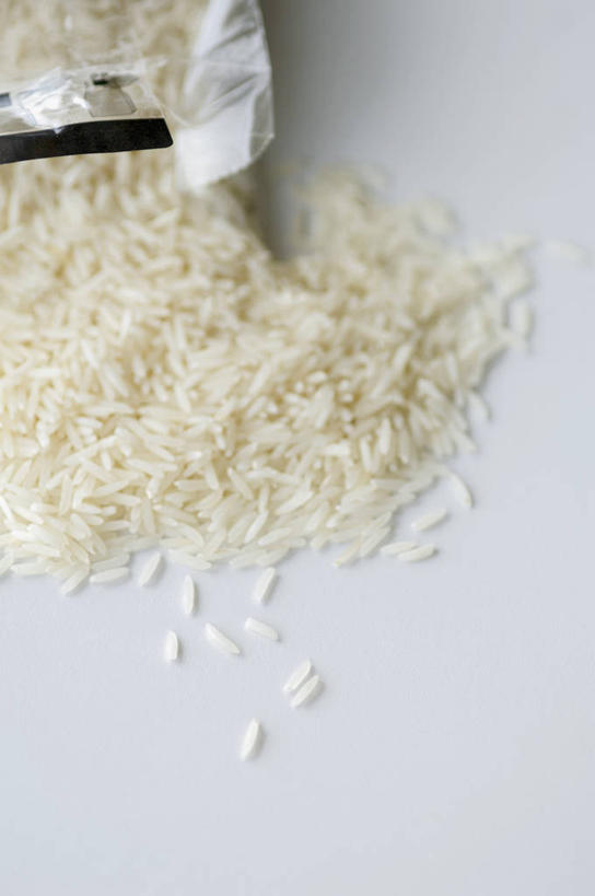 无人,竖图,俯视,室内,特写,白天,白色背景,餐桌,桌子,一堆,许多,阴影,堆叠,堆积,反射,影子,谷类,谷物,米,很多,大米,白色,摄影,影棚,餐台,堆,长粒米,籼米,彩图,高角度拍摄,影棚拍摄,拍摄