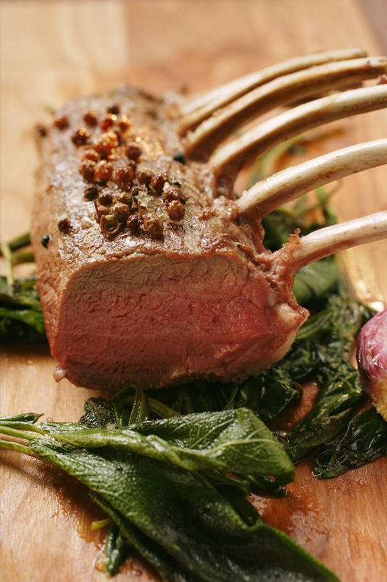 无人,家庭,竖图,俯视,室内,特写,白天,烹饪,西餐,智慧,餐桌,桌子,叶子,一块,切开,阴影,反射,影子,青椒,调味,肉,香料,佐料,羊排,料理,食品,绿叶,羊肉,菜肴,美食,肉类,食物,切,嫩叶,西式,佳肴,餐台,花椒,山椒,鼠尾草,配料,剖面,肉食,切面,作料,理性,大花椒,狗椒,红花椒,青花椒,蜀椒,香椒,叶,叶片,红椒,彩图,高角度拍摄