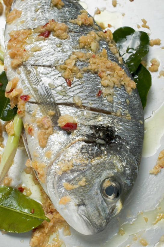 海鲜,无人,竖图,俯视,室内,特写,白天,餐桌,桌子,餐具,叶子,阴影,反射,鱼,碟子,盘,影子,调味,肉,香料,鱼肉,佐料,绿叶,鲷鱼,水产,肉类,鱼类,香茅,柠檬草,海洋生物,一个,盘子,碟,嫩叶,单个,餐台,鲷,加吉鱼,铜盆鱼,水生动物,海产品,水生物,肉食,海底动物,作料,班加吉,加真鲷,叶,叶片,彩图,高角度拍摄,大西洋鲷,大西洋王鲷,金头鲷