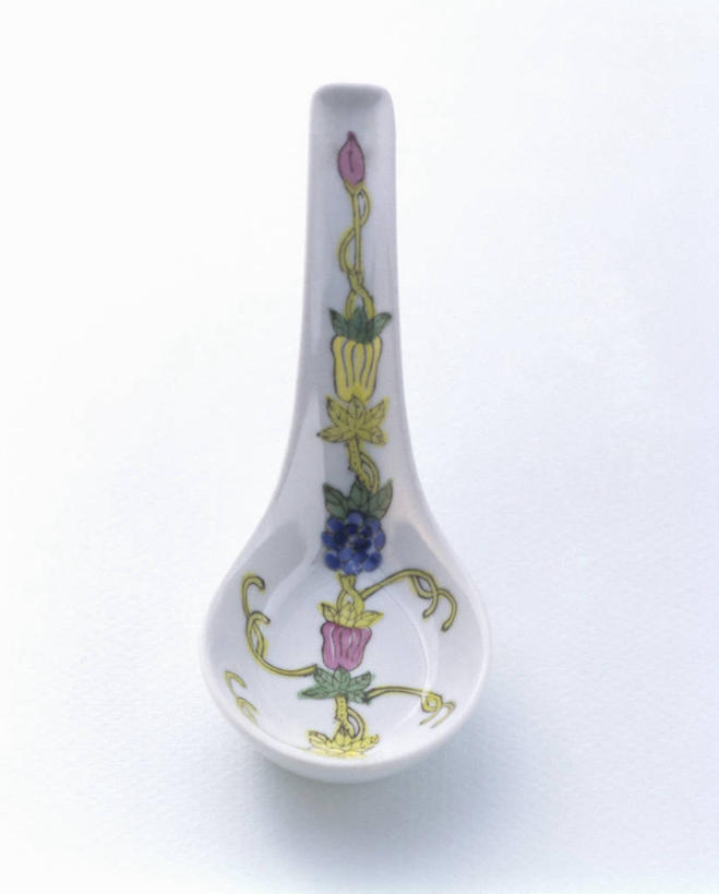 无人,竖图,俯视,室内,特写,白天,白色背景,绘画,餐桌,桌子,静物,阴影,反射,彩绘,瓷器,影子,勺子,陶瓷,一个,调羹,汤匙,摄影,影棚,单个,餐台,陶艺,彩釉,画画,彩图,高角度拍摄,影棚拍摄,拍摄