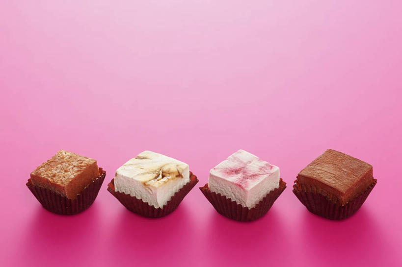 点心,无人,横图,俯视,室内,特写,白天,下午茶,餐桌,桌子,一排,阴影,粉色背景,整齐,反射,影子,食品,食物,糕点,排列,四个,摄影,影棚,餐台,纸托,队列,纸杯蛋糕,纸托蛋糕,蛋糕托,蛋糕托纸,蛋糕纸托,彩图,高角度拍摄,影棚拍摄,拍摄,蛋糕