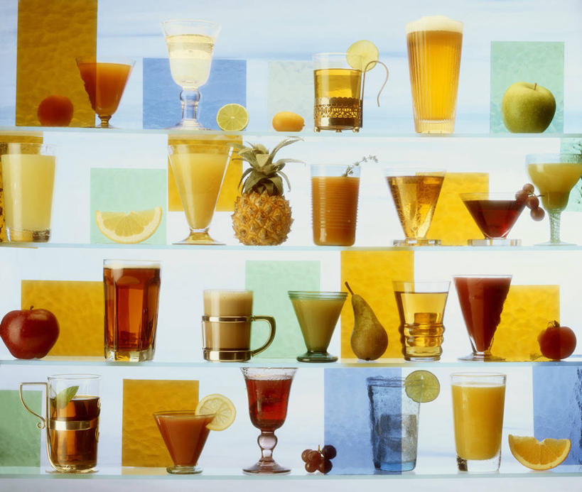 无人,横图,室内,白天,正面,苹果,菠萝,杯子,水果,一排,许多,阴影,蓝色背景,新鲜,整齐,反射,高脚杯,影子,生食,食品,果实,酒类,置物架,文化,架子,玻璃制品,酒,食物,饮料,排列,酒杯,水杯,鸡尾酒,调酒,摄影,有机食品,绿色食品,影棚,创造,队列,陈列架,想象,酸橙,鸡尾酒杯,代代,搁架,玻璃杯,凤梨,橙子,橙,彩图,影棚拍摄,拍摄