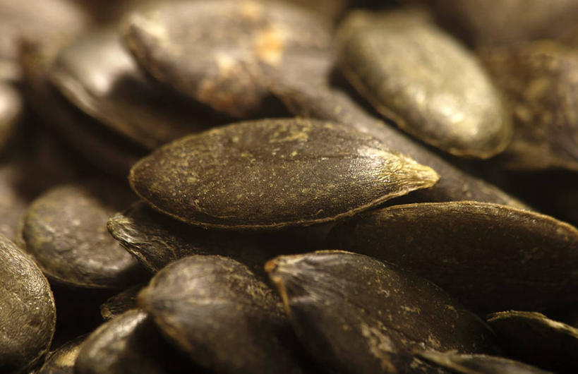 点心,无人,横图,俯视,室内,特写,白天,一堆,许多,阴影,堆叠,堆积,朦胧,模糊,反射,影子,食品,坚果,褐色,小吃,食物,零食,堆,瓜子,南瓜子,彩图,高角度拍摄