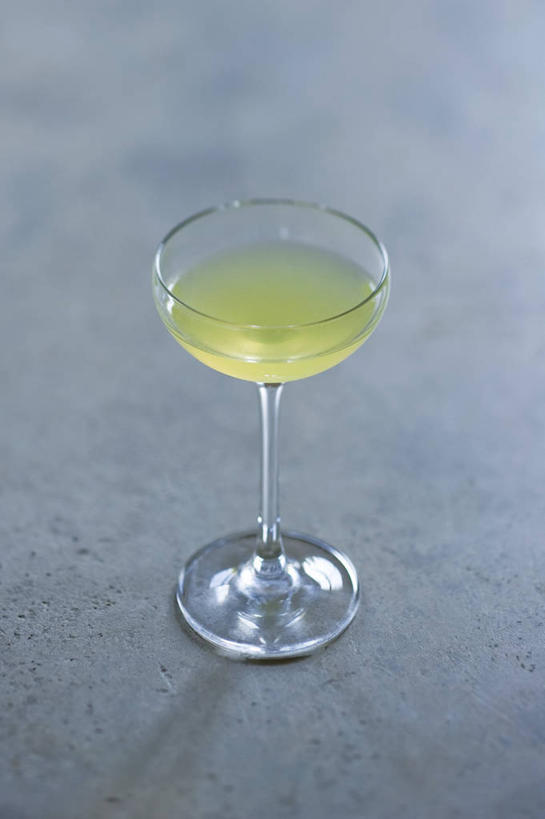 无人,竖图,俯视,室内,特写,白天,餐桌,桌子,杯子,阴影,朦胧,模糊,反射,高脚杯,影子,酒类,一杯,玻璃制品,酒,饮料,一个,酒杯,单个,餐台,利口酒,蒸馏酒,鸡尾酒杯,餐后甜酒,玻璃杯,彩图,高角度拍摄