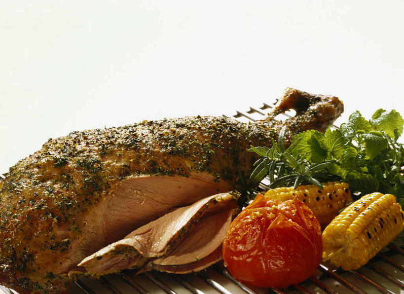 无人,横图,俯视,室内,特写,白天,白色背景,烹饪,玉米,餐桌,桌子,蔬菜,西红柿,阴影,新鲜,反射,棒子,影子,玉蜀黍,调味,肉,香料,佐料,料理,食品,羊肉,菜肴,美食,肉类,食物,黄色,红色,摄影,佳肴,有机食品,绿色食品,影棚,餐台,苞米,配料,苞芦,肉食,羊腿,苞谷,作料,包谷,大蜀黍,番麦,薏米包,玉高粱,玉麦,珍珠米,番茄,彩图,高角度拍摄,影棚拍摄,拍摄,烤羊腿,羊腿肉