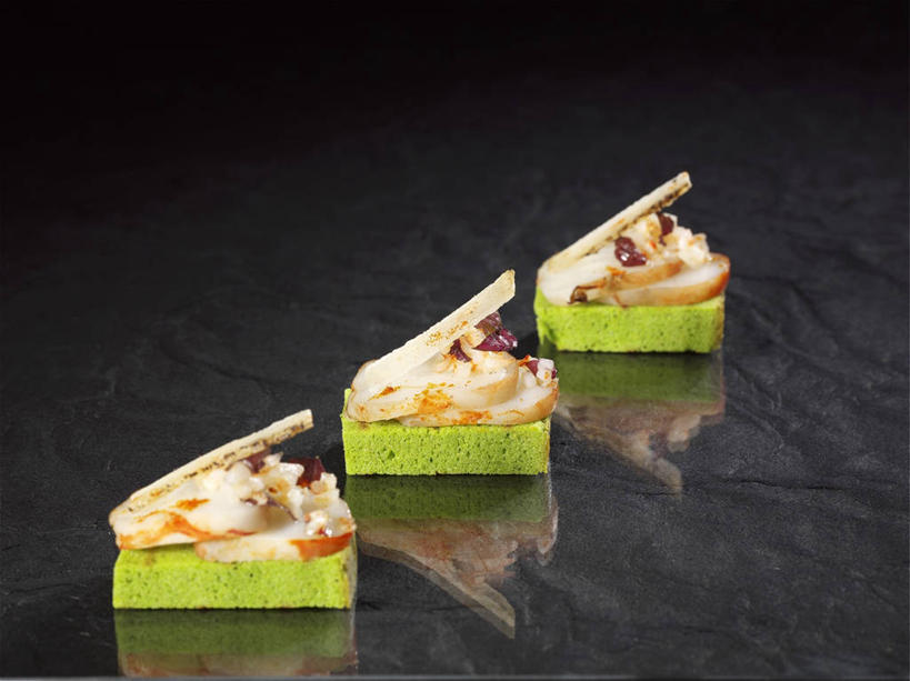 无人,横图,俯视,室内,特写,白天,一排,阴影,黑色背景,整齐,反射,影子,肉,虾,火腿,猪肉,肉类,腌制,排列,三个,摄影,影棚,队列,肉食,斑节对虾,斑节虾,豚肉,日本对虾,竹节虾,熏制,火肉,兰熏,猪腿,彩图,高角度拍摄,影棚拍摄,拍摄