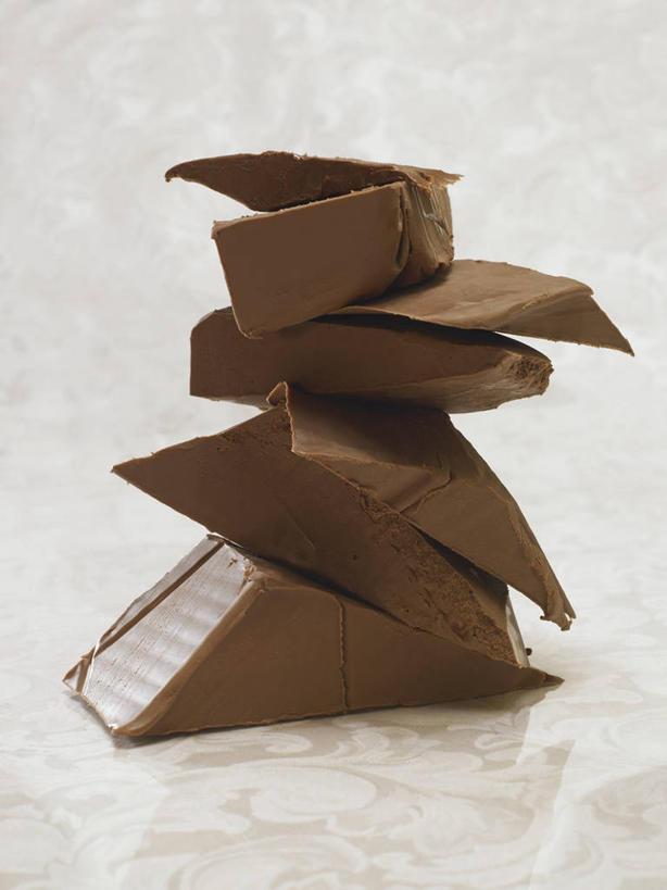 无人,竖图,俯视,室内,特写,白天,白色背景,桌面,桌子,一堆,许多,阴影,堆叠,堆积,反射,木制,影子,食品,糖,糖果,甜点,甜品,食物,木制品,甜食,摄影,影棚,堆,牛轧糖,鸟结糖,纽结糖,彩图,高角度拍摄,影棚拍摄,拍摄