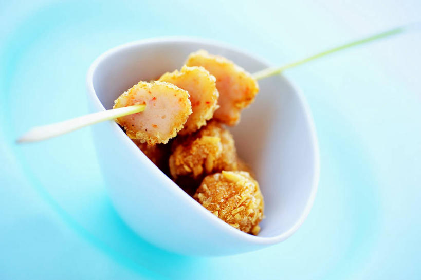 无人,横图,俯视,室内,特写,白天,阴影,蓝色背景,朦胧,模糊,反射,影子,陶瓷,肉,油炸,陶瓷制品,丸子,肉糜,肉末,肉类,肉丸,一个,容器,碗,摄影,影棚,单个,储藏,储存,贡丸,肉食,彩图,高角度拍摄,影棚拍摄,拍摄,贮存