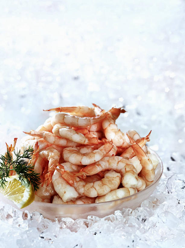 无人,竖图,俯视,室内,特写,白天,白色背景,玻璃,阴影,朦胧,模糊,反射,影子,冰,虾,冰块,冷冻,玻璃制品,一个,容器,碗,寒冷,摄影,影棚,冷藏,单个,储藏,冰冷,储存,斑节对虾,斑节虾,保鲜,日本对虾,竹节虾,彩图,高角度拍摄,影棚拍摄,拍摄,贮存