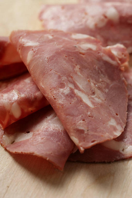 无人,竖图,俯视,室内,特写,白天,桌面,桌子,许多,阴影,朦胧,模糊,反射,木制,影子,香肠,腊肠,木制品,德式香肠,彩图,高角度拍摄