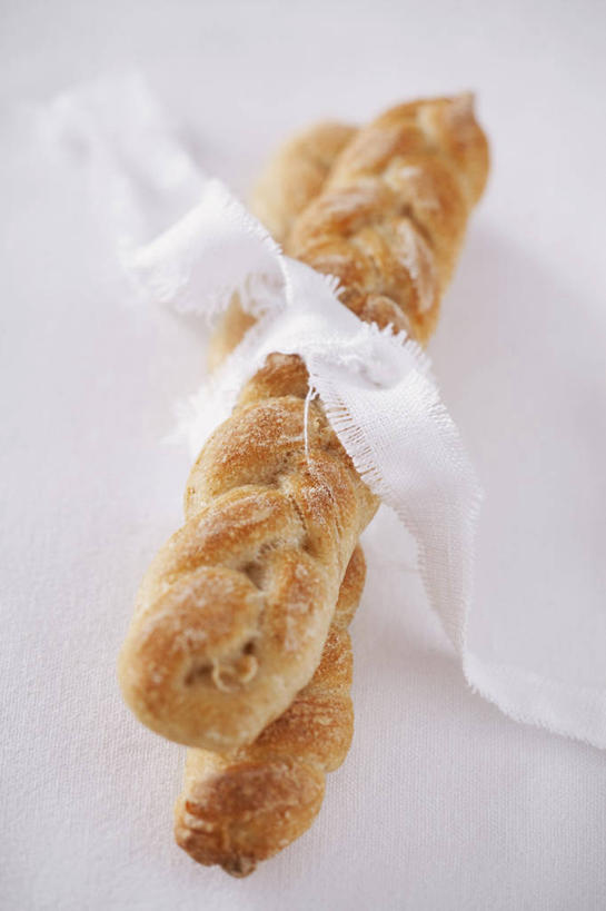 点心,面包,无人,竖图,俯视,室内,特写,白天,白色背景,阴影,反射,丝绸,丝带,影子,食品,面点,缎带,绸带,食物,糕点,两个,摄影,影棚,捆绑,绑缚,辫子面包,彩图,高角度拍摄,影棚拍摄,拍摄