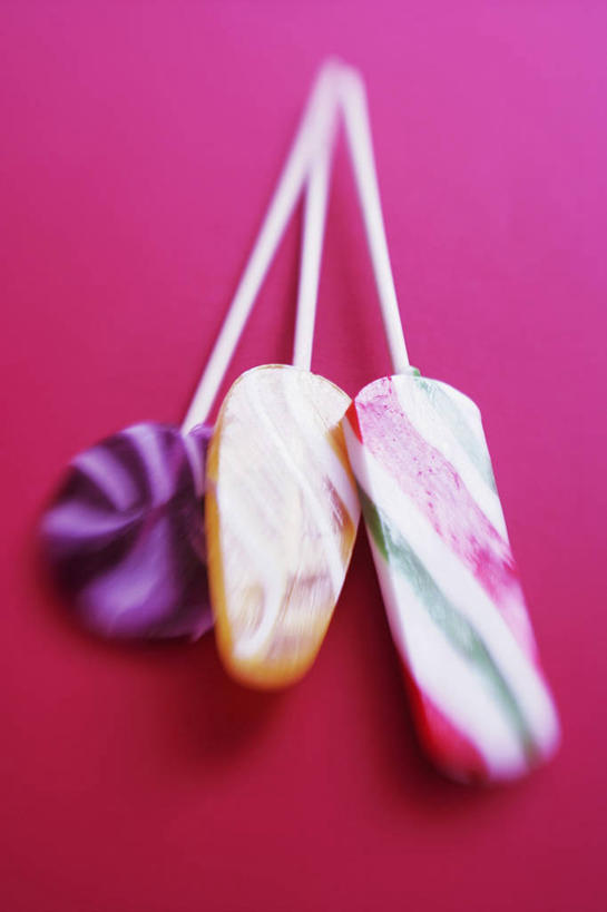 无人,竖图,俯视,室内,特写,白天,阴影,粉色背景,朦胧,模糊,反射,棒棒糖,影子,食品,糖,糖果,甜点,甜品,食物,三个,甜食,摄影,影棚,波板糖,彩图,高角度拍摄,影棚拍摄,拍摄