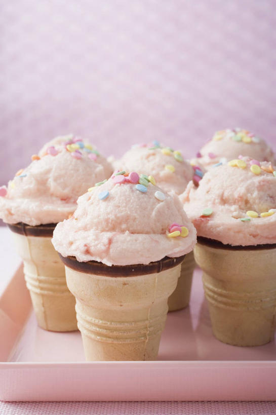 无人,竖图,室内,特写,白天,正面,桌面,桌子,五个,许多,阴影,粉色背景,反射,木制,影子,冰激凌,清凉,木制品,冷饮,舒服,冰淇淋,草莓冰激凌,摄影,影棚,解暑,解渴,雪糕,舒爽,冰糕,消暑,彩图,影棚拍摄,拍摄