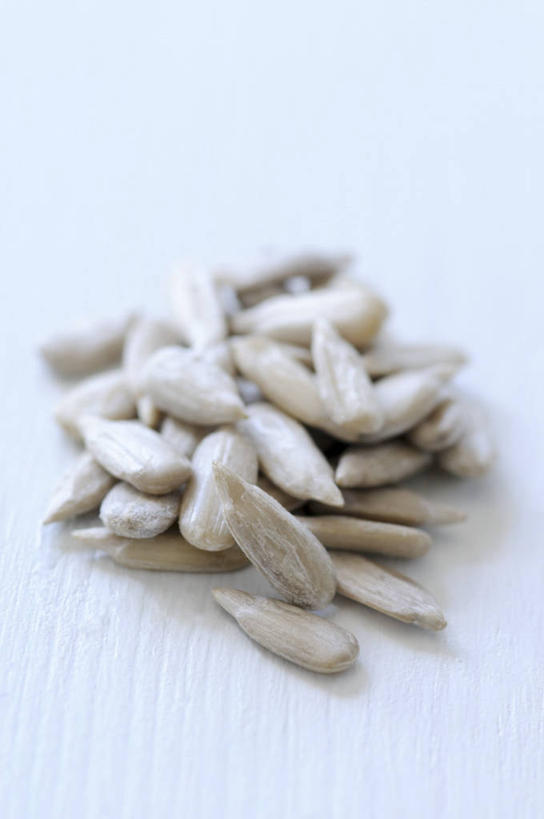 点心,无人,竖图,俯视,室内,特写,白天,桌面,桌子,一堆,许多,阴影,堆叠,堆积,蓝色背景,反射,木制,影子,食品,坚果,很多,小吃,食物,木制品,零食,摄影,影棚,堆,瓜子,葵花籽,葵花子,彩图,高角度拍摄,影棚拍摄,拍摄