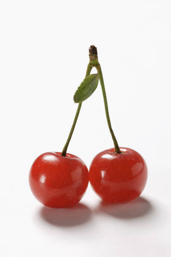 无人,竖图,俯视,室内,特写,白天,白色背景,桌面,桌子,樱桃,水果,阴影,新鲜,反射,木制,影子,生食,食品,果实,食物,两个,红色,木制品,摄影,有机食品,绿色食品,影棚,樱珠,莺桃,英桃,楔桃,牛桃,荆桃,彩图,高角度拍摄,影棚拍摄,拍摄,欧洲酸樱桃,酸樱桃