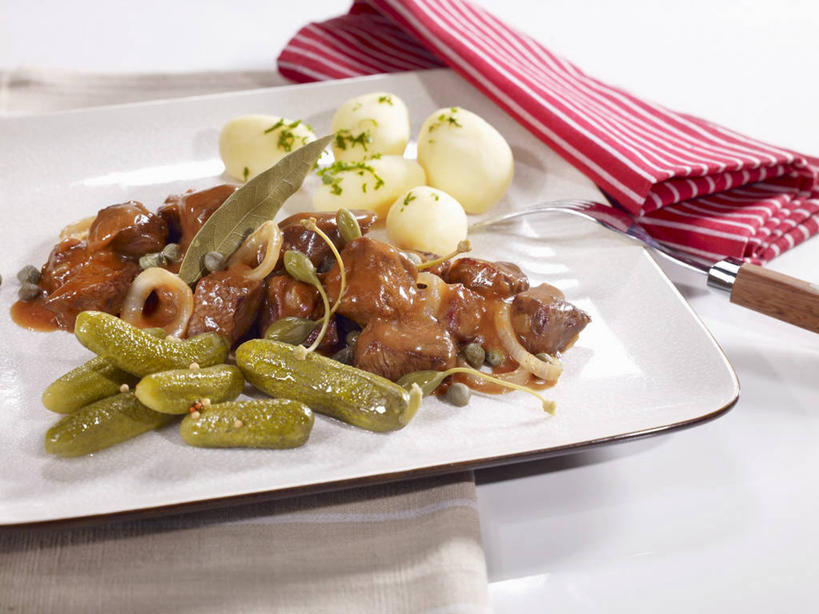 无人,横图,俯视,室内,特写,白天,白色背景,烹饪,中餐,桌面,桌子,黄瓜,蔬菜,土豆,餐具,金属制品,阴影,花纹,新鲜,反射,金属,木制,布,叉子,碟子,盘,图案,影子,红烧,肉,牛肉,料理,食品,布纹,菜肴,美食,肉类,食物,一个,盘子,木制品,碟,中式,摄影,佳肴,有机食品,绿色食品,影棚,单个,布匹,肉食,餐叉,馍馍蛋,红烧菜,进餐用具,洋芋,山药蛋,青瓜,马铃薯,胡瓜,彩图,高角度拍摄,影棚拍摄,拍摄,红烧牛肉