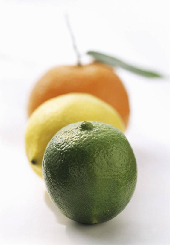 无人,竖图,俯视,室内,特写,白天,白色背景,植物,桌面,桌子,柠檬,水果,叶子,一排,阴影,新鲜,整齐,反射,木制,纹理,影子,生食,食品,果实,绿叶,食物,排列,三个,黄色,绿色,木制品,橙色,嫩叶,摄影,有机食品,绿色食品,影棚,甜橙,队列,肌理,酸橙,代代,叶,叶片,叶脉,益母果,柠果,橙子,橙,彩图,高角度拍摄,影棚拍摄,拍摄,鹄壳,黄橙,黄果,金橙,金环,金球,糖橙