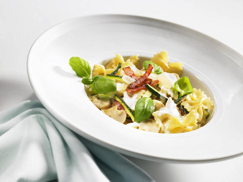 面食,面条,奶酪,意大利面,无人,横图,俯视,室内,特写,白天,白色背景,西餐,植物,桌面,桌子,蔬菜,餐具,叶子,阴影,新鲜,反射,木制,碟子,盘,纹理,影子,菌菇,香菇,面,肉,干酪,起司,料理,食品,绿叶,芝士,营养,菌类,火腿,猪肉,肉类,食物,腌制,一个,绿色,盘子,餐巾,木制品,碟,嫩叶,乳酪,食用菌,西式,摄影,有机食品,绿色食品,影棚,单个,乳制品,发酵,肉食,豚肉,肌理,熏制,火肉,兰熏,猪腿,保洁方巾,口布,叶,叶片,叶脉,彩图,高角度拍摄,影棚拍摄,拍摄